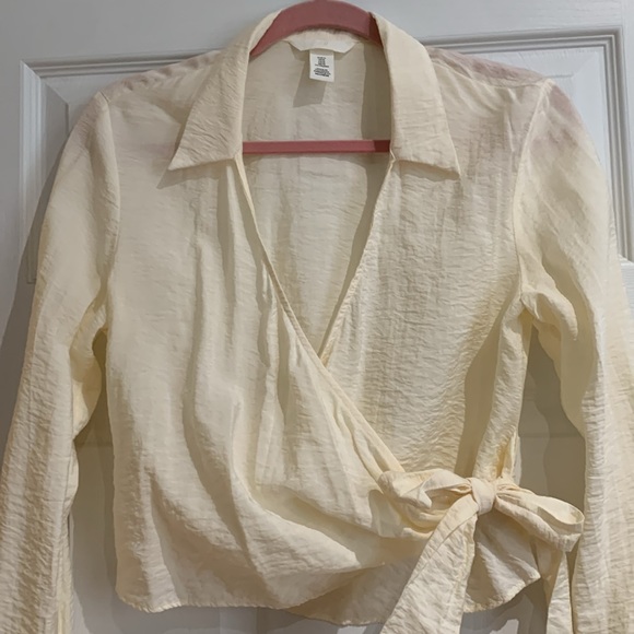 Delicate cream cross tie blouse from H&M.🍨 - Picture 4 of 8